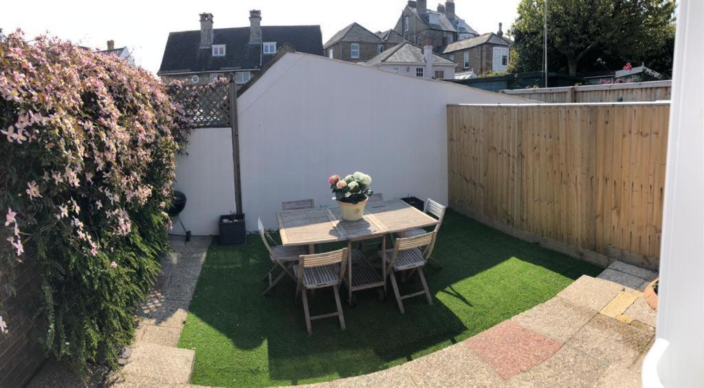 Trafalgar, Lovely Ground Floor Flat With Outside Patio Garden, Minutes Walk To Seafront Сивью Экстерьер фото